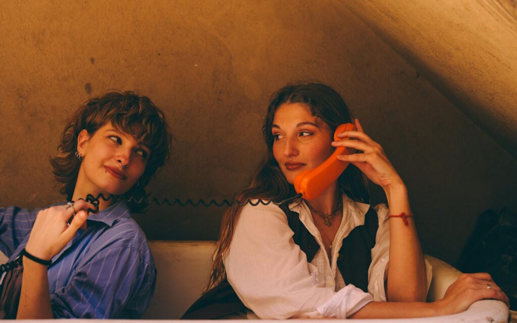 Miért érdemes néha a barátnőinkkel együtt letenni a telefont?